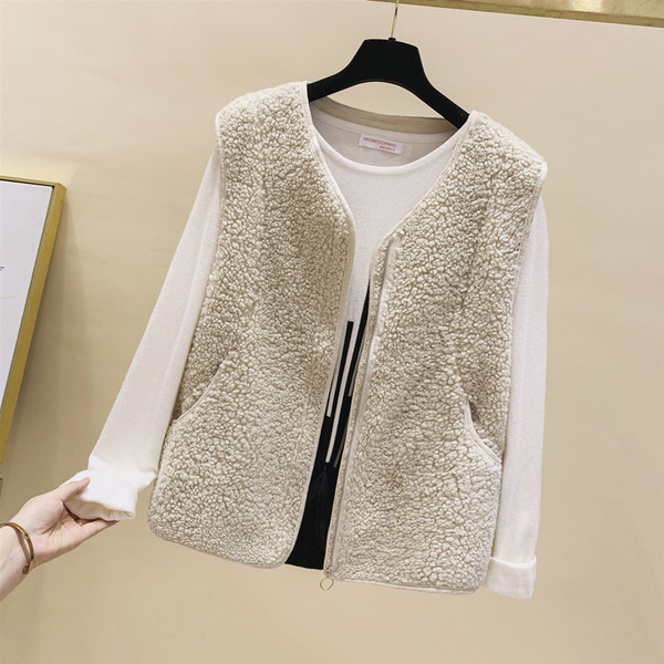 Taskute ja lukuga naiste sulevest mitmes värvitoonis