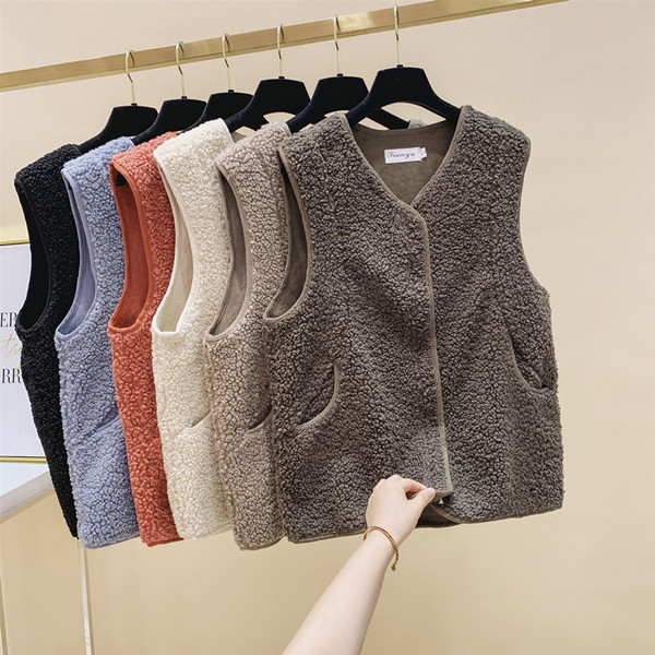 Taskute ja lukuga naiste sulevest mitmes värvitoonis