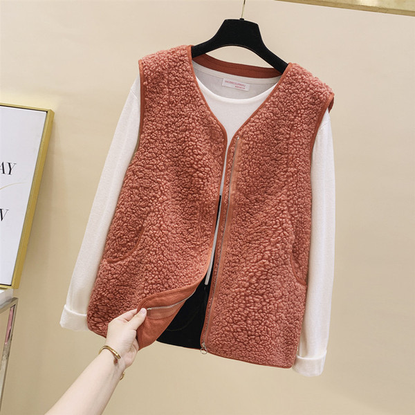 Taskute ja lukuga naiste sulevest mitmes värvitoonis