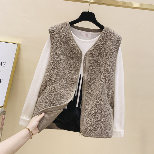 Taskute ja lukuga naiste sulevest mitmes värvitoonis