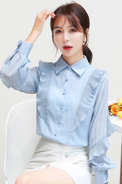 Praegune klassikalise krae ja lokkidega naiste särk