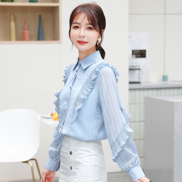 Praegune klassikalise krae ja lokkidega naiste särk