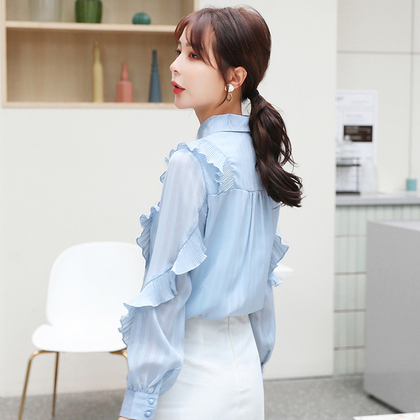 Praegune klassikalise krae ja lokkidega naiste särk