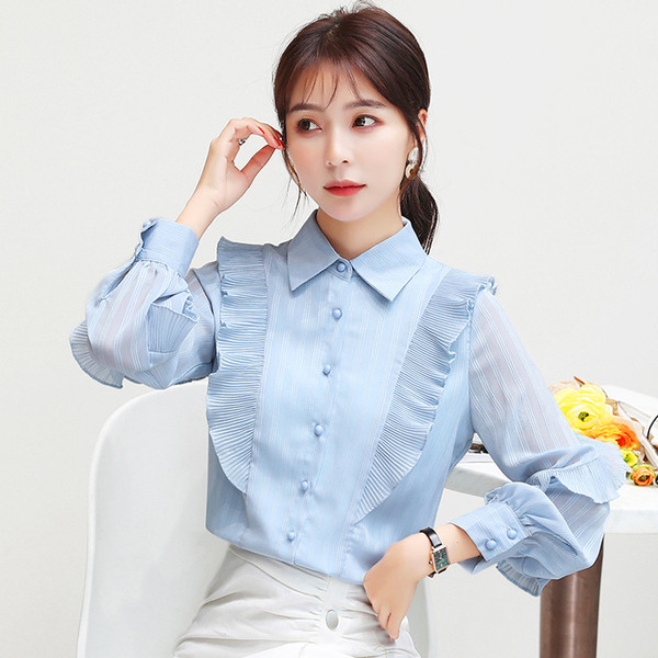 Praegune klassikalise krae ja lokkidega naiste särk