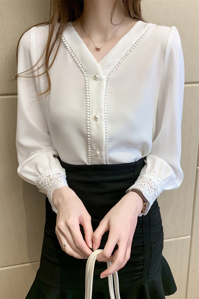 Stílusos női ing gombokkal és V-nyakkal