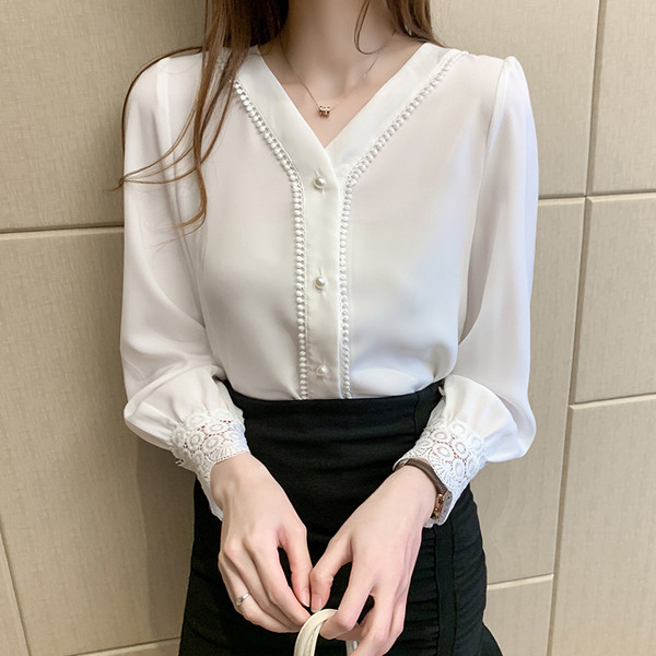 Stílusos női ing gombokkal és V-nyakkal