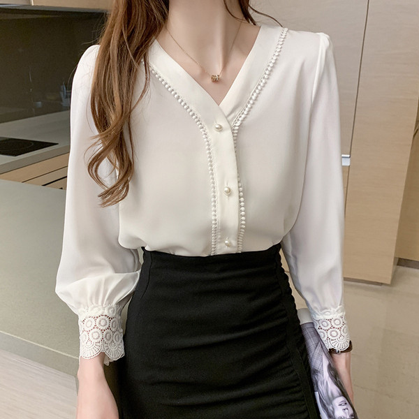Stílusos női ing gombokkal és V-nyakkal