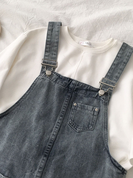 Aktuāls džinsa sieviešu kombinezons ar saplēstiem motīviem un kabatām