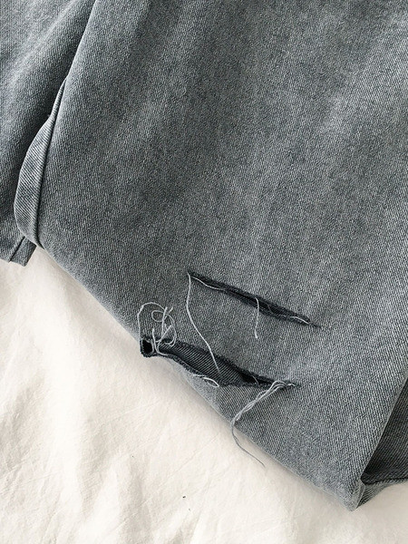 Aktuāls džinsa sieviešu kombinezons ar saplēstiem motīviem un kabatām