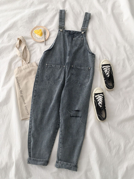 Aktuāls džinsa sieviešu kombinezons ar saplēstiem motīviem un kabatām