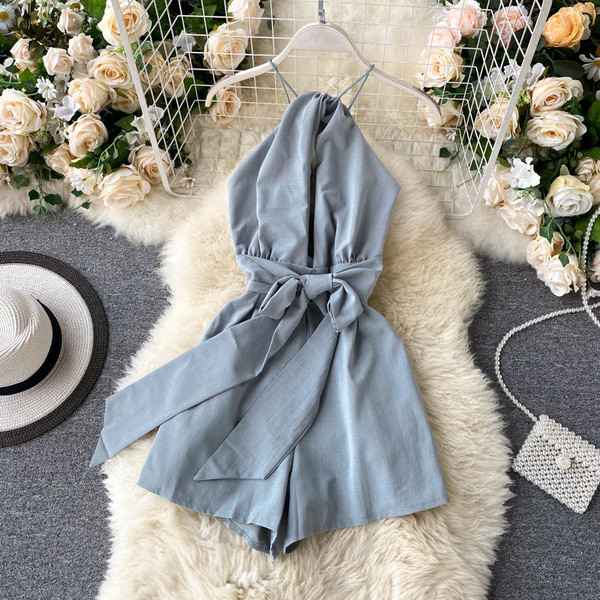 Ženski kratki kombinezon s remenom