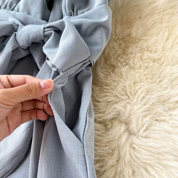 Ženski kratki kombinezon s remenom