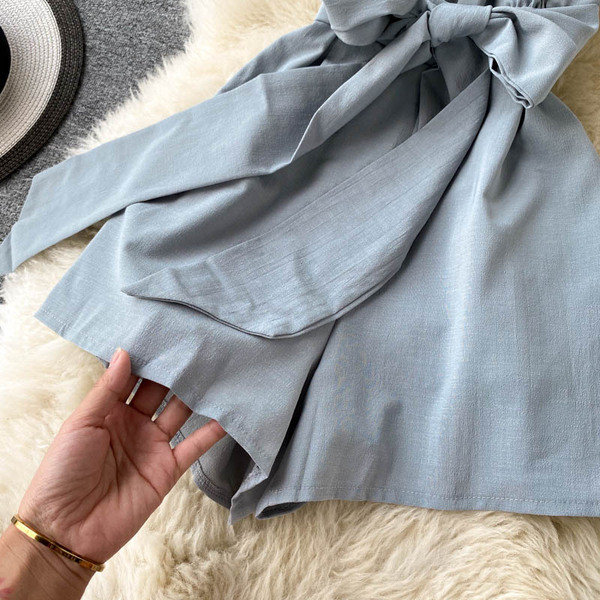 Ženski kratki kombinezon s remenom