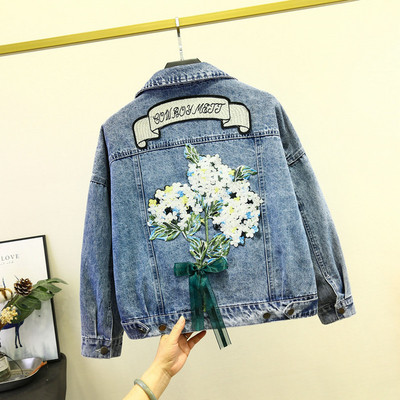 Γυναικείο τζιν μπουφάν με χρωματιστό κέντημα και κορδέλα