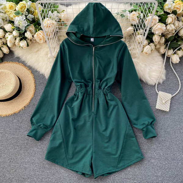 Sieviešu ikdienas kombinezons ar kapuci un rāvējslēdzēju