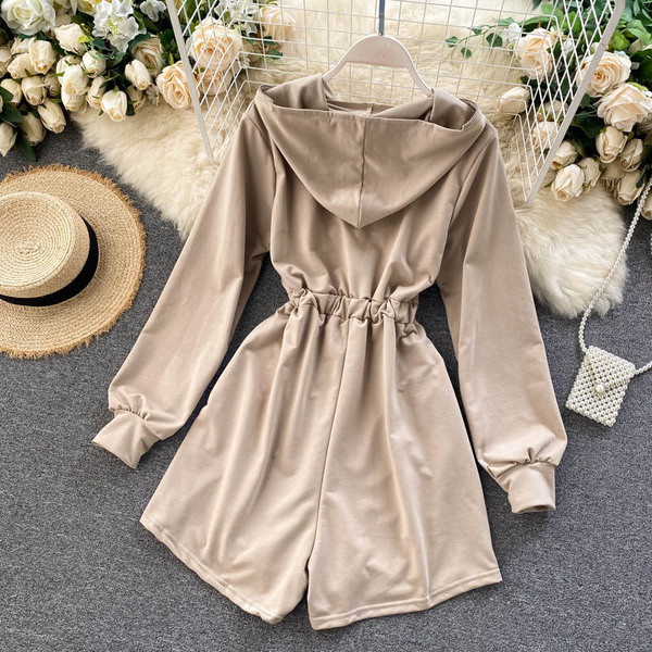 Sieviešu ikdienas kombinezons ar kapuci un rāvējslēdzēju