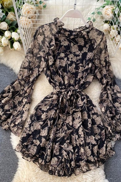 Fekete női jumpsuit virágmintával