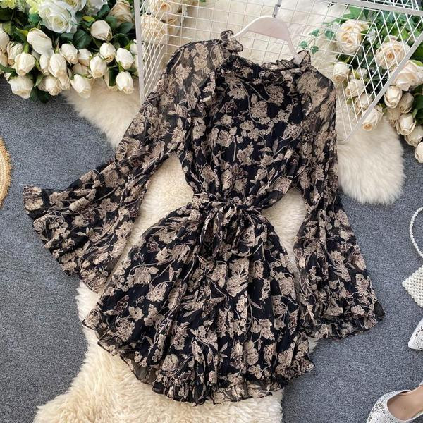 Fekete női jumpsuit virágmintával