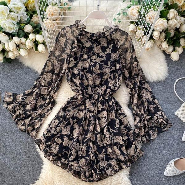 Fekete női jumpsuit virágmintával