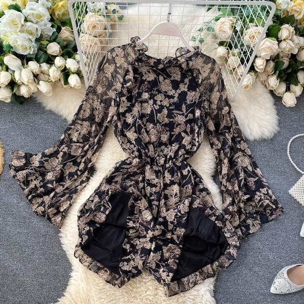 Fekete női jumpsuit virágmintával