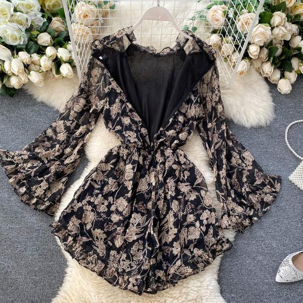 Fekete női jumpsuit virágmintával