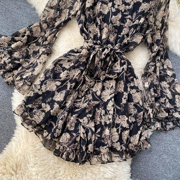 Fekete női jumpsuit virágmintával