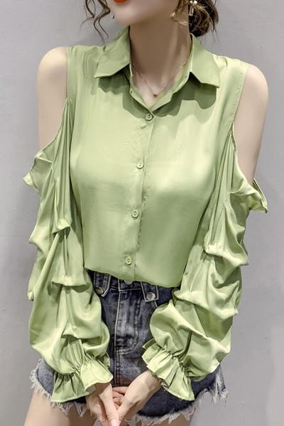 Moderns sieviešu krekls ar atkailinātiem pleciem