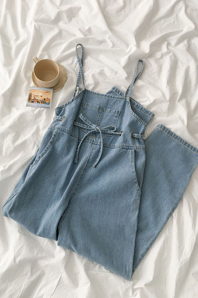 Naiste peenikeste rihmade ja lipsudega teksakombinesoon