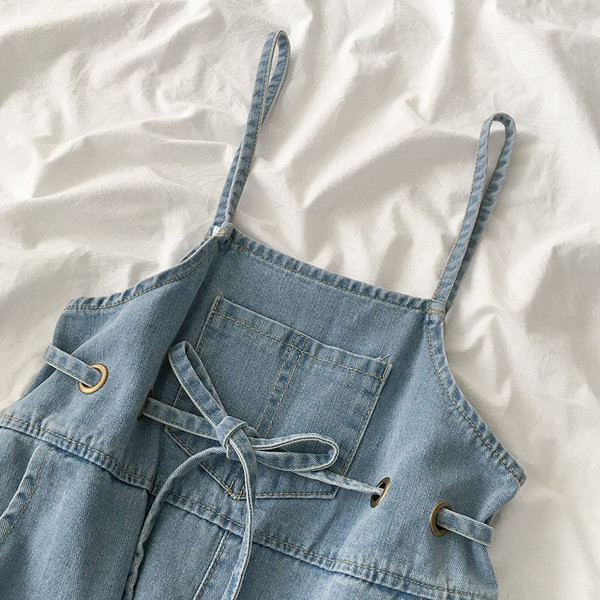 Naiste peenikeste rihmade ja lipsudega teksakombinesoon