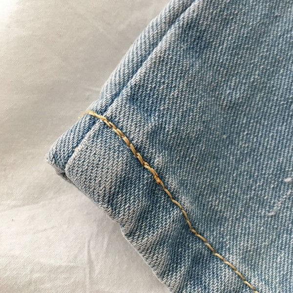 Naiste peenikeste rihmade ja lipsudega teksakombinesoon