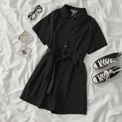 Salopetă neagră scurtă de damă, cu guler și curea clasice