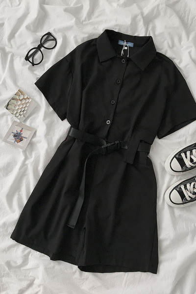 Salopetă neagră scurtă de damă, cu guler și curea clasice