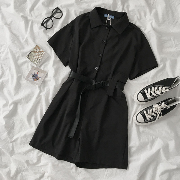 Salopetă neagră scurtă de damă, cu guler și curea clasice