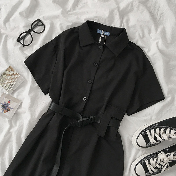 Salopetă neagră scurtă de damă, cu guler și curea clasice