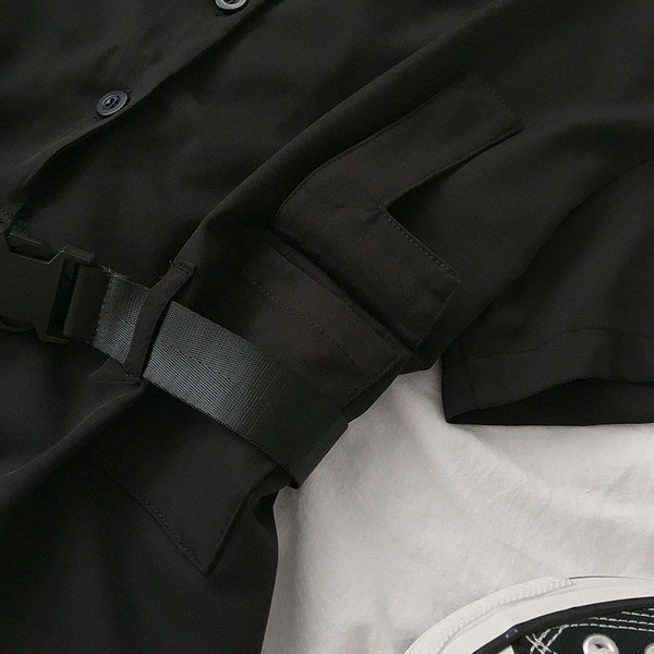 Salopetă neagră scurtă de damă, cu guler și curea clasice