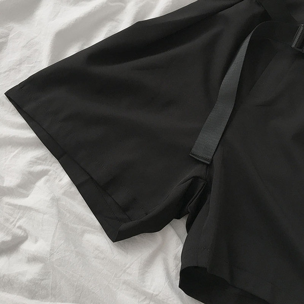 Salopetă neagră scurtă de damă, cu guler și curea clasice