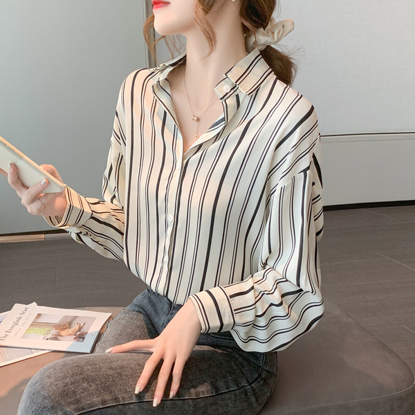 Svītrains sieviešu krekls ar garām piedurknēm