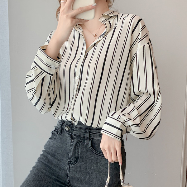 Svītrains sieviešu krekls ar garām piedurknēm