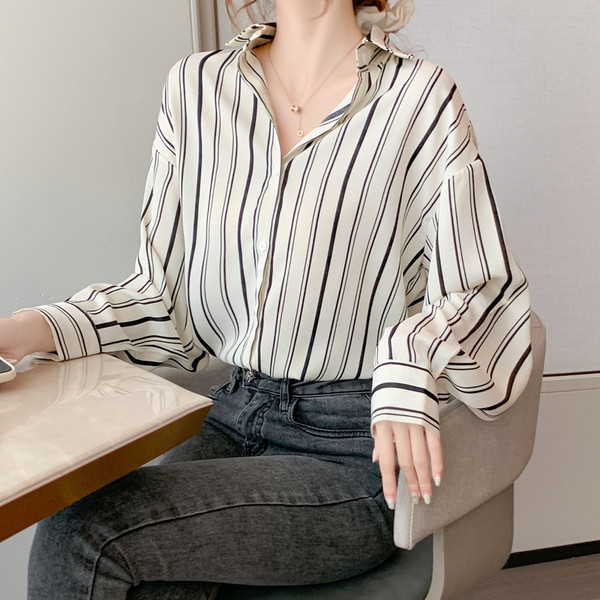 Svītrains sieviešu krekls ar garām piedurknēm