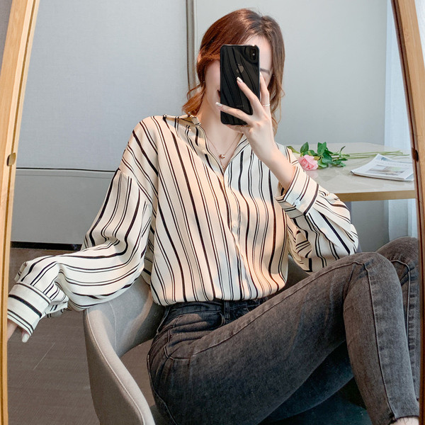 Svītrains sieviešu krekls ar garām piedurknēm