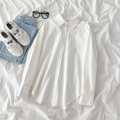 Klasszikus fehér ing hosszú ujjal és gombokkal