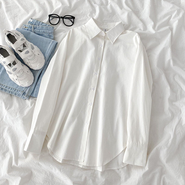 Klasszikus fehér ing hosszú ujjal és gombokkal