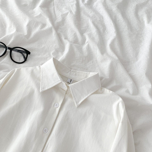 Klasszikus fehér ing hosszú ujjal és gombokkal