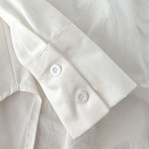 Klasszikus fehér ing hosszú ujjal és gombokkal