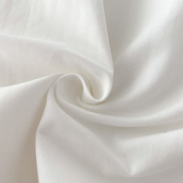 Klasszikus fehér ing hosszú ujjal és gombokkal