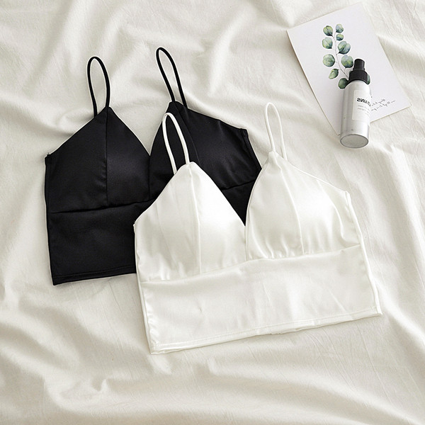 Stílusos női melltartó spitz nyakkivágással és vékony pántokkal