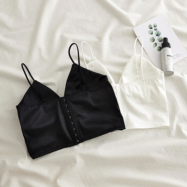 Stílusos női melltartó spitz nyakkivágással és vékony pántokkal