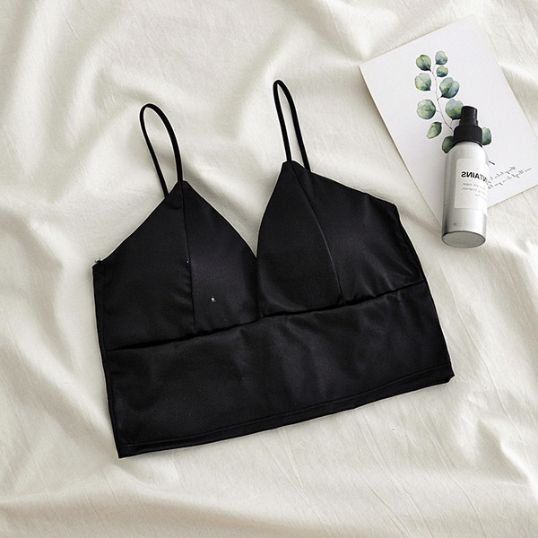 Stílusos női melltartó spitz nyakkivágással és vékony pántokkal