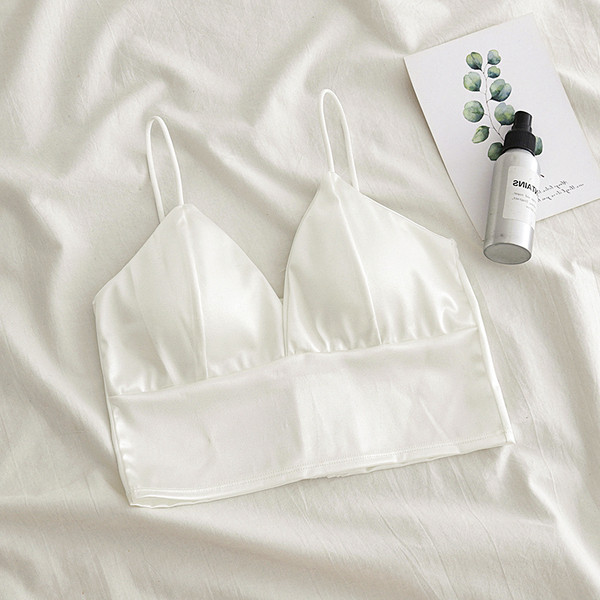 Stílusos női melltartó spitz nyakkivágással és vékony pántokkal