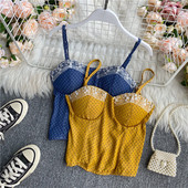 Modern női felső csipkével és vékony pántokkal